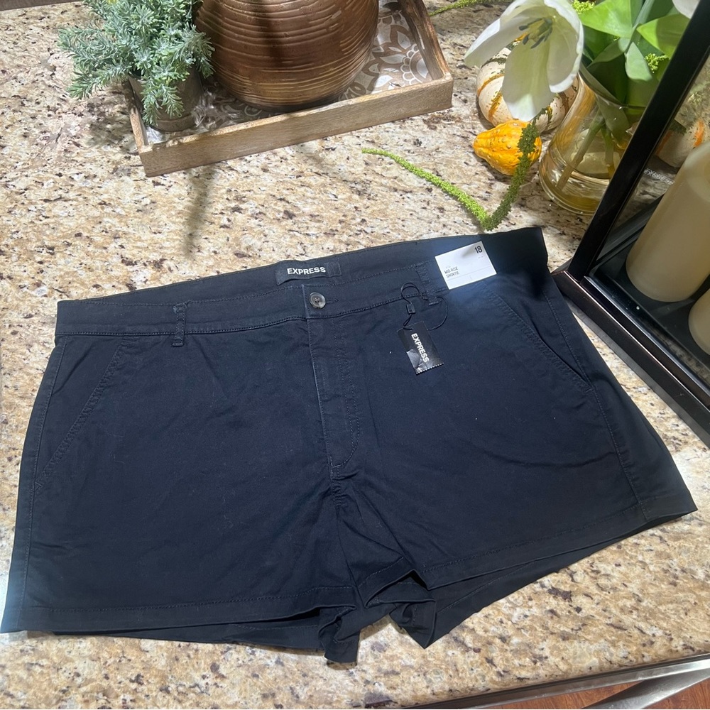 EXPRESS Mid Rise Black/Gray Twill Trouser Shorts 18